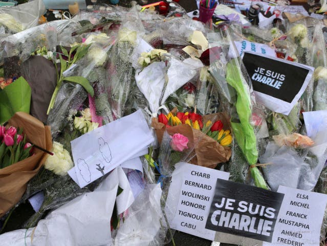 Blumen vor dem "Charlie-Hebdo"-Sitz in Paris. (Archiv)