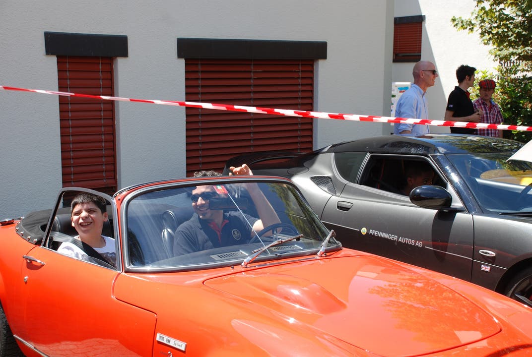 Cengiz Guelkoekue fährt den Lotus Elan S4 Cabriolet.