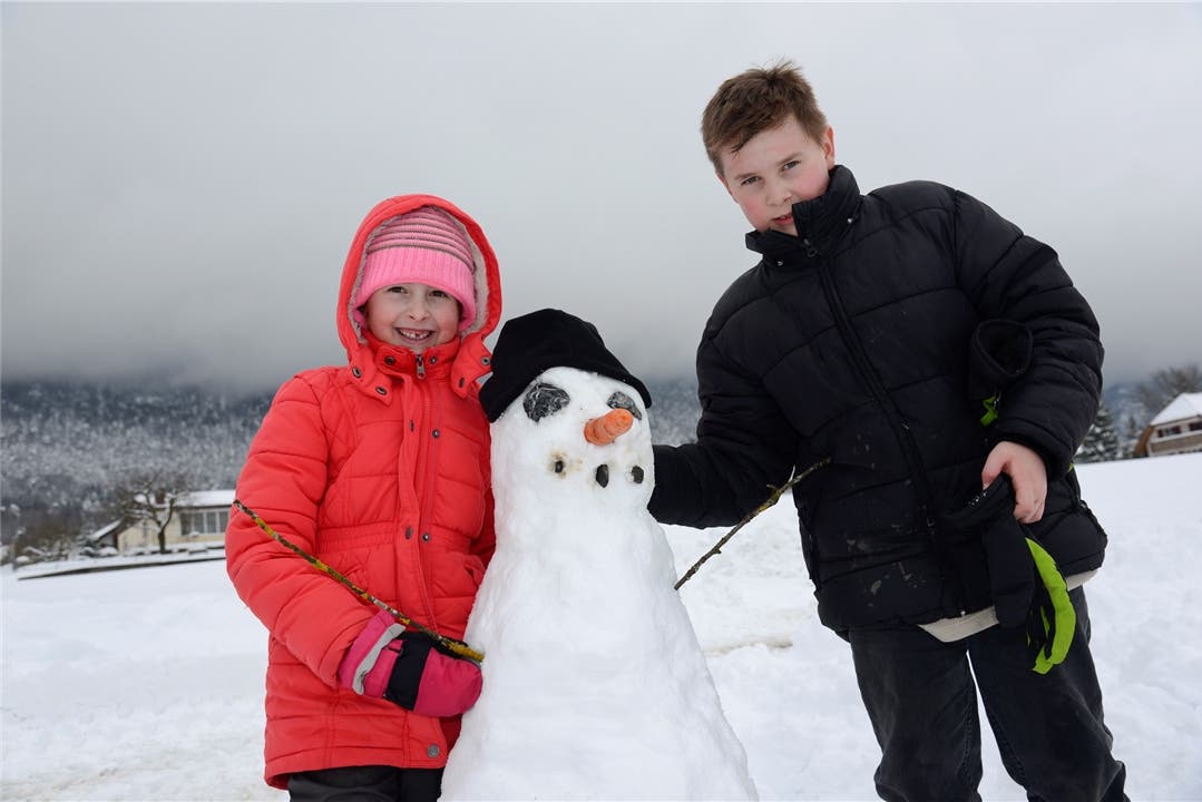 Und in Lommiswil findet sich dieser Schneemann mit Hut, den Luana und Noel Trittibach gemeinsam kreiert haben.