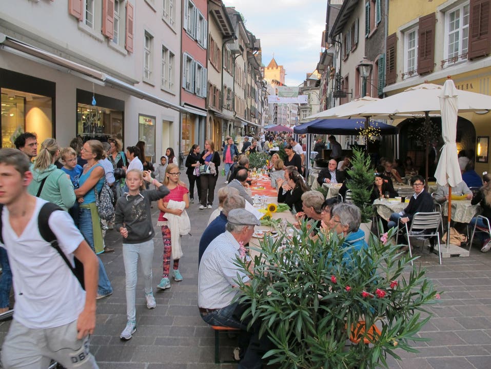 Usestuehlete in Rheinfelden – Der längste Tisch