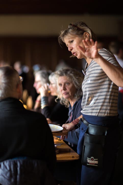 Brigit Wyss, Kantonsrätin der Grünen, erläutert den hungrigen Gästen die Menuoptionen