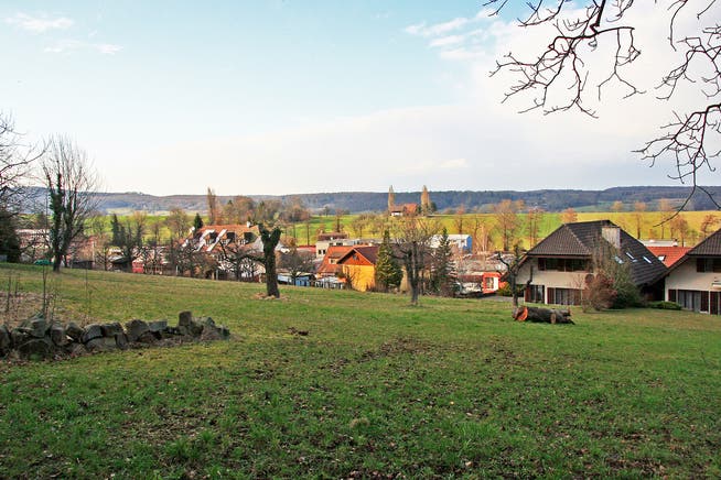 In der Gemeinde Bättwil wurde am Bahnhof Flüh ein älterer Mann von der Polizei verletzt aufgefunden.