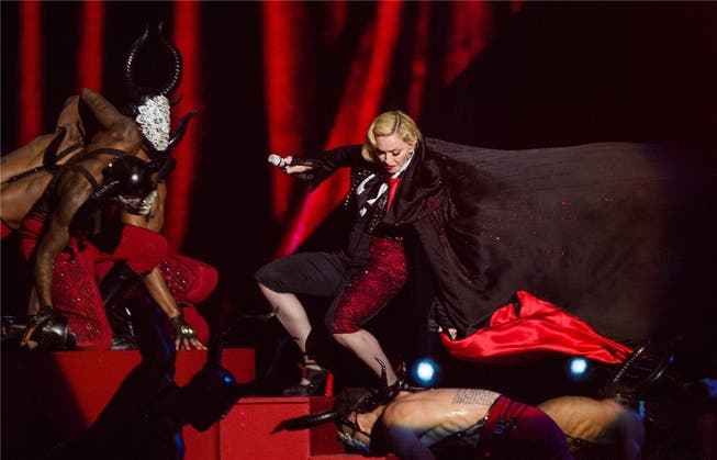 Alternde Diva: Madonna stürzte bei ihrem Auftritt bei den Brit Awards am Mittwoch von der Bühne.Keystone