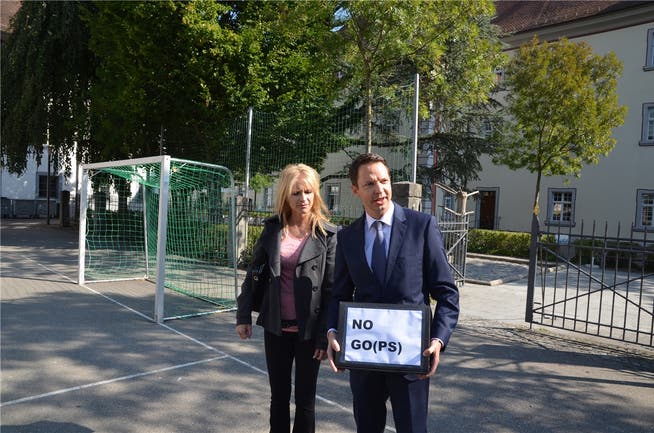 Simon Käch, Präsident der SVP Bezirk Muri, und Nicole Müller-Boder, Nationalratskandidatin aus Buttwil, deponieren die 367 Unterschriften auf der Kanzlei Muri. ES