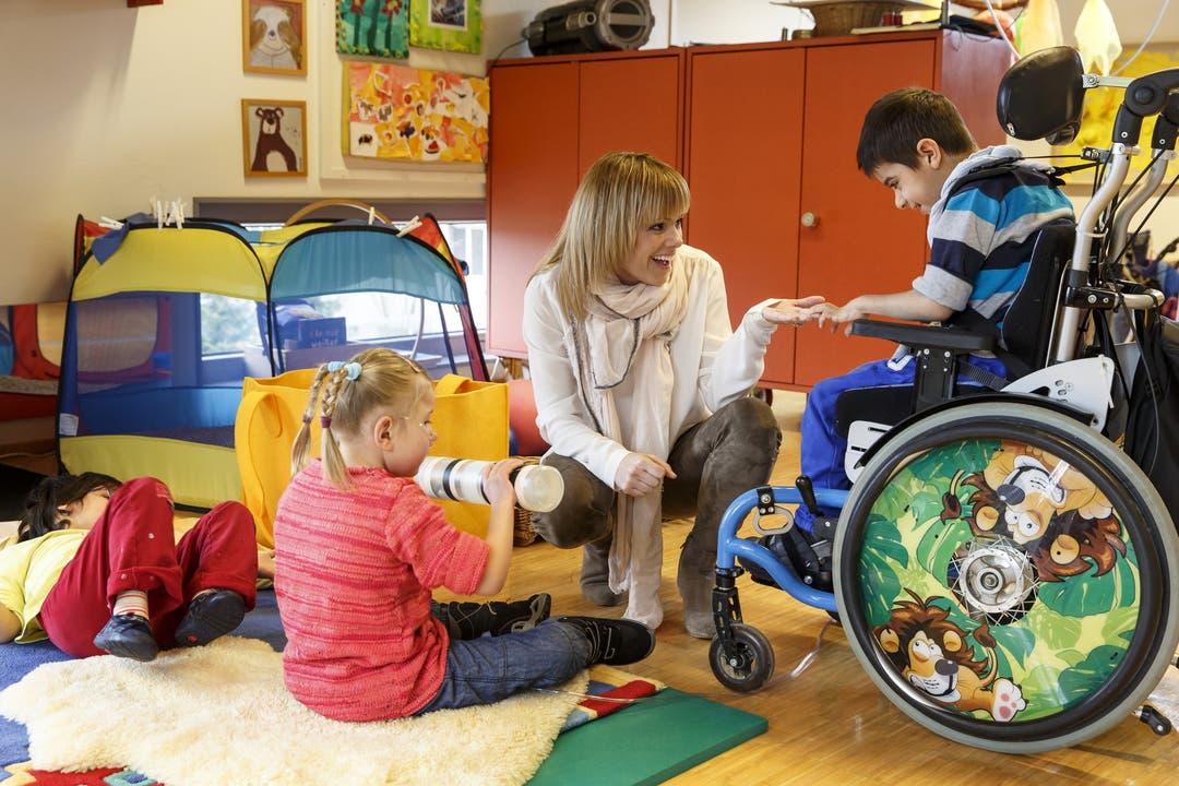 Francine Jordi besucht die Kinder im Blumenhaus Buchegg