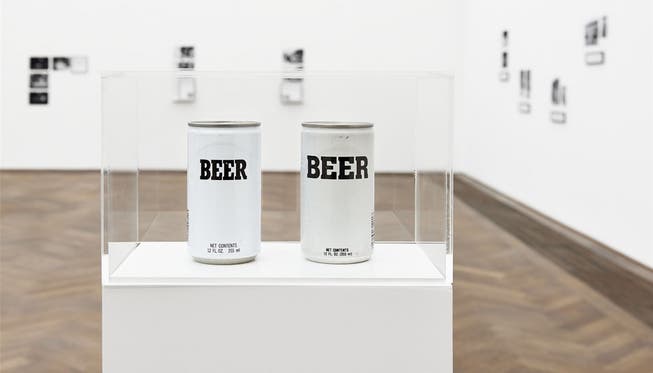 Die Künstlerin Maryam Jafri zeigt in der Kunsthalle ihre Installation Generic Beer Cans, die billige Kopien von Markenprodukten thematisiert.