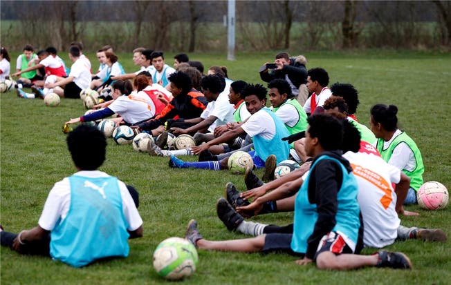 Fussball funktioniert ohne Sprache: Rund 50 Juniorinnen und Junioren trainierten am Donnerstag mit unbegleiteten minderjährigen Asylsuchenden im Brühl.