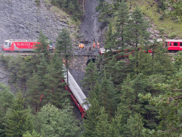 Der verunglückte Zug der RhB bei Tiefencastel. Die Lokomotive ist bereits weggerbacht worden.