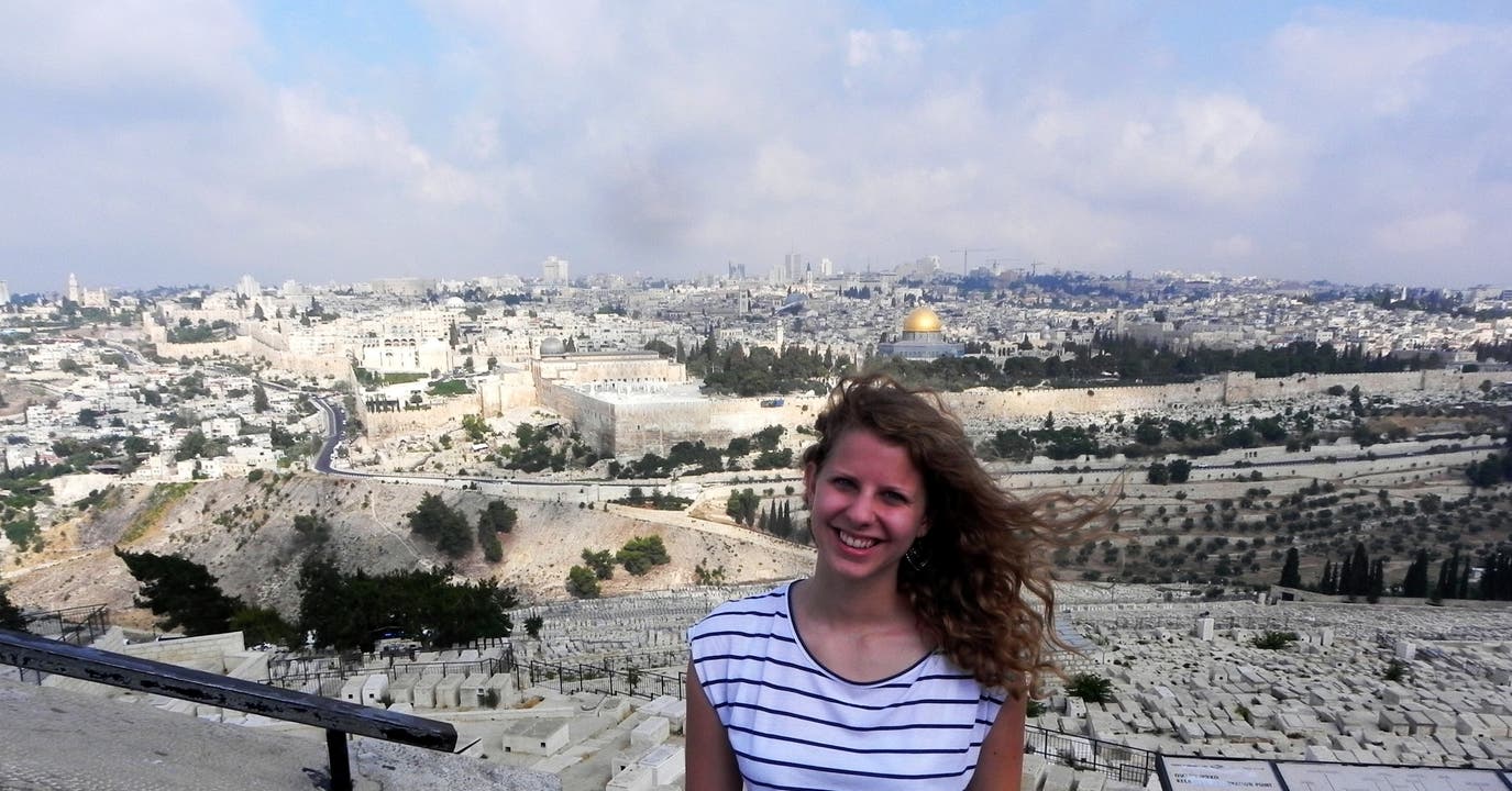 Julia Hochuli (18): Ein Bild von mir auf dem Ölberg mit Jerusalem im Hintergrund.