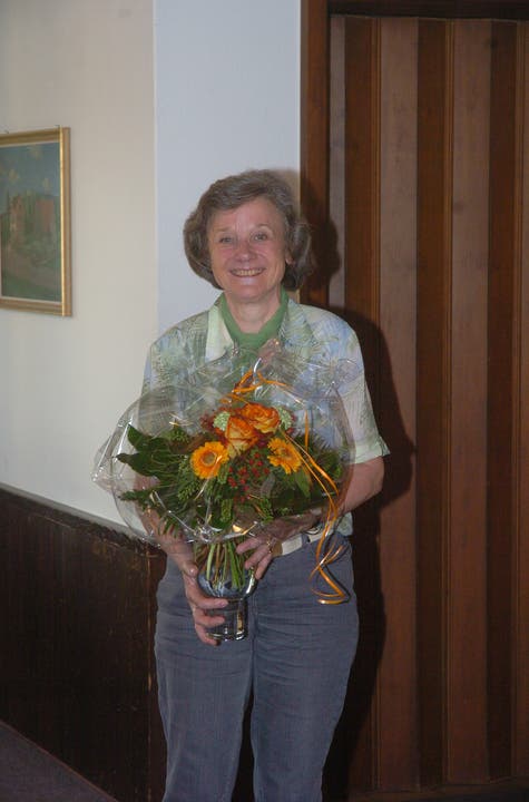 Seit_25_Jahren_Dirigentin_des_Gemischten_Chors_Dättwil.JPG Auch einen Blumenstrauss gibt's für unsere liebenswerte Christine Neuhaus, welche dieses Jahr "Silberhochzeit" als Chorleiterin feiern darf.