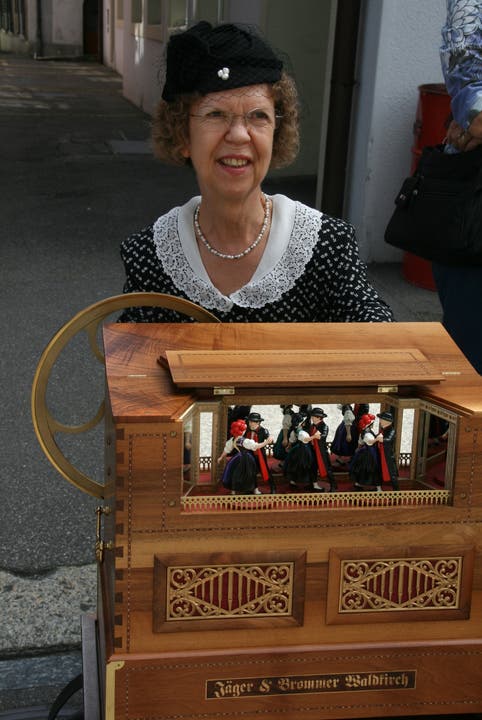 Eine Orgel mit kleinen Tanzpaaren