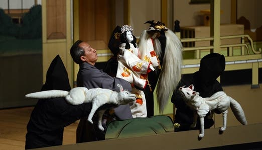 Für jede Puppe braucht es im Bunraku drei Männer, die sie führen – zwei von drei verstecken sich hier bei der Schweizer Premiere am Theater Basel unter schwarzen Kapuzen.