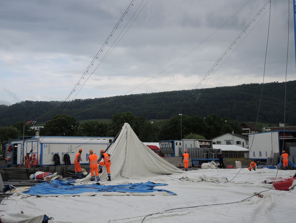 Das Zelt ist in fünf bis sechs Stunden aufgebaut