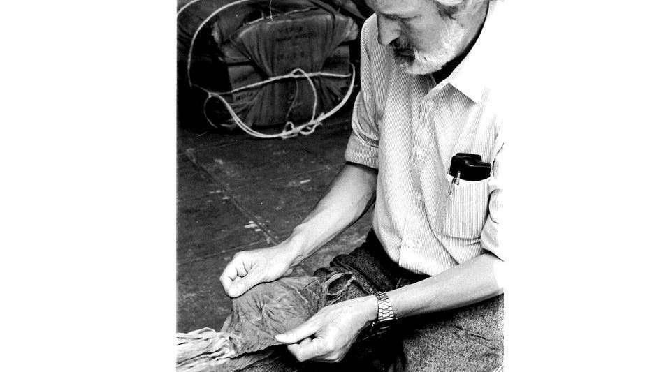 Heinrich Villiger Als junger Mann prüft Heinrich Villiger Tabakblätter in Kuba. Er führt die Villiger Söhne AG in dritter Generation. Der Hauptsitz der Tabakfabrik ist in Tiengen (D). In Pfeffikon befindet sich noch ein Betrieb für die Rohtabakaufbereitung.