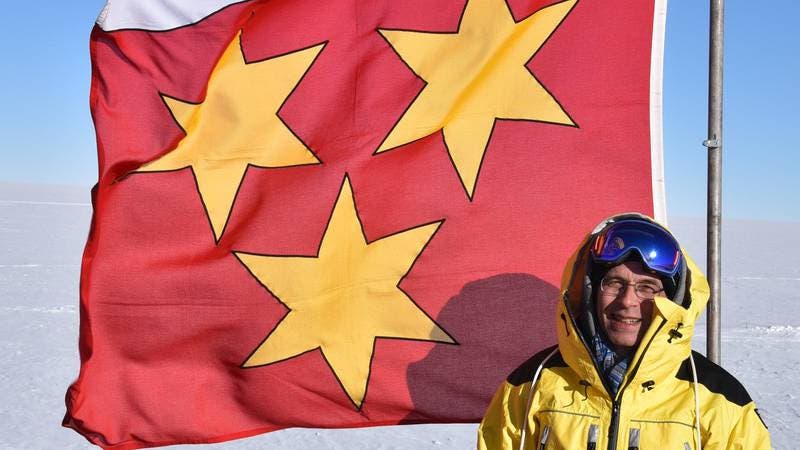 Der langjährige Birsfelder Markus Wildi hat eine Fahne der Gemeinde in die Antarktis gebracht.