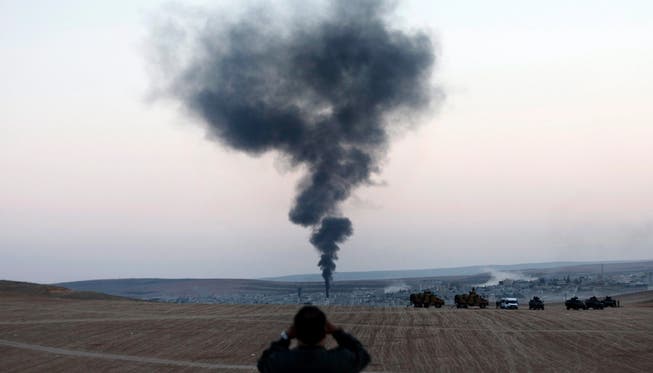 Ein Knall, dann steigt Rauch auf: Blick auf Kobane von der türkischen Grenze aus. SEDAT SUNA/keystone
