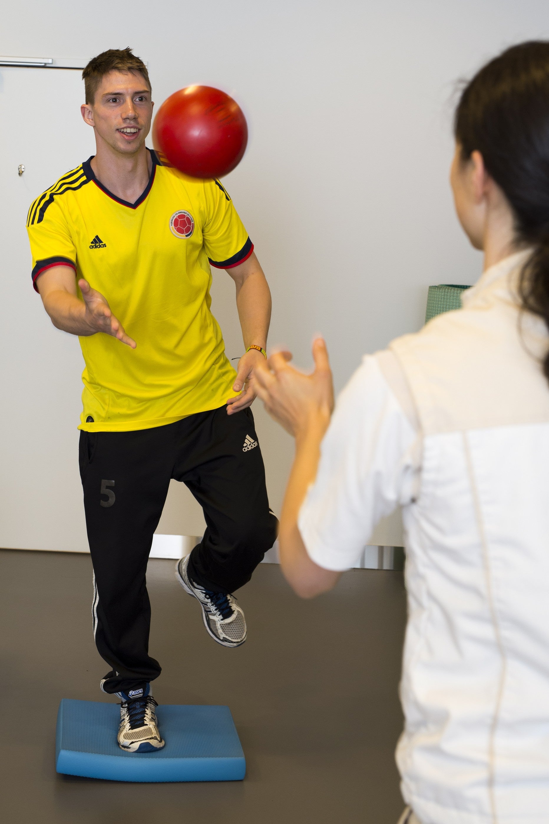 Bildstrecke - Nationalliga-B-Handballer Manuel Lässer Wird Nach Einem ...