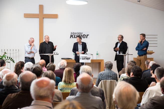 Von links: Martin Ast, Markus Dick, Eric Send, Stephan Hug und Alex Miescher diskutieren Vor- und Nachteile einer Fusion Top 5.