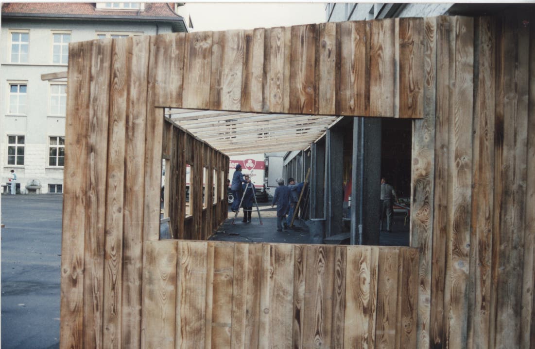 Beim Aufstellen des Holzanbaus im Jahr 1991