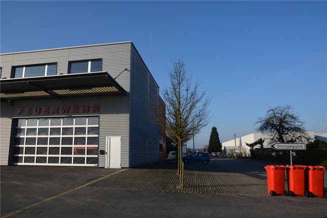 Die Swisscom will auf dem Zweckbau Industrie mit Feuerwehrmagazin und Werkhof eine Mobilfunkantenne bauen, die Orange Communications SA eine solche auf dem 150 Meter entfernten Gebäude der Marantec AG (rechts).