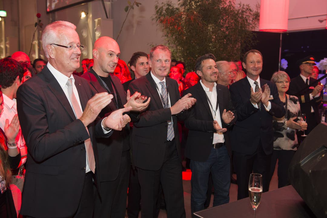 Zufriedene Gesichter bei Werner Eglin (ganz links) und Regierungsrat Stephan Attiger (dritter von links).