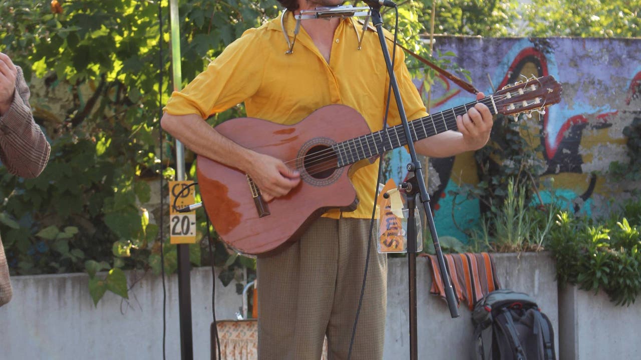 Mättu (Gabriel Kramer) unterstützte mit Gesang und Gitarre
