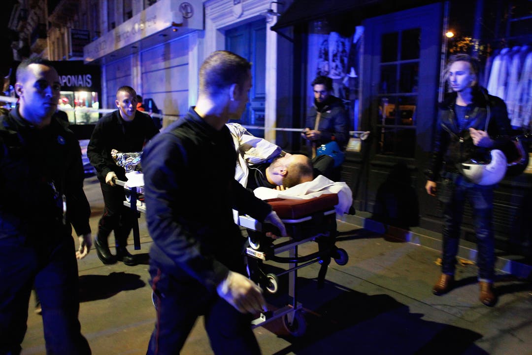 Einer der über 200 Verletzten in Paris wird versorgt.