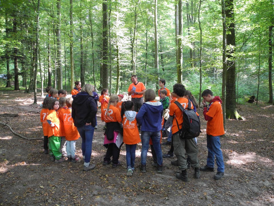 Die Kinder versammeln sich, um auf den einstündigen Rundgang durch den Wald mit Förster Waltenspühl zu gehen.