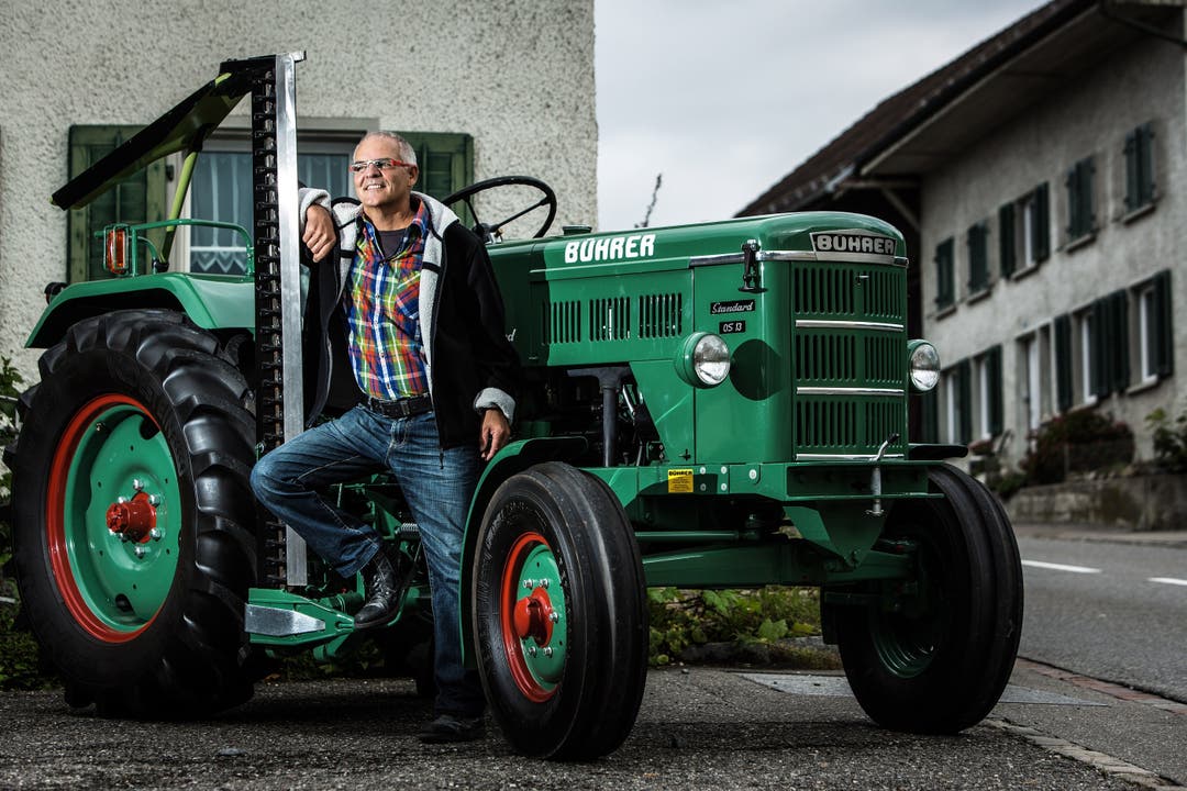 Walter Fischer vor seiner Mission, mit dem restaurierten Bührer-Traktor aus dem Jahre 1967.