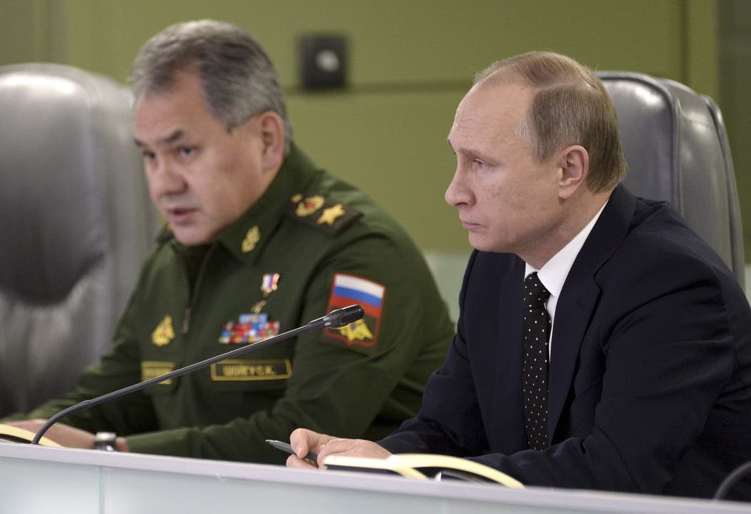 Wladimir Putin und der russische Verteidigungsminister Sergei Shoigu