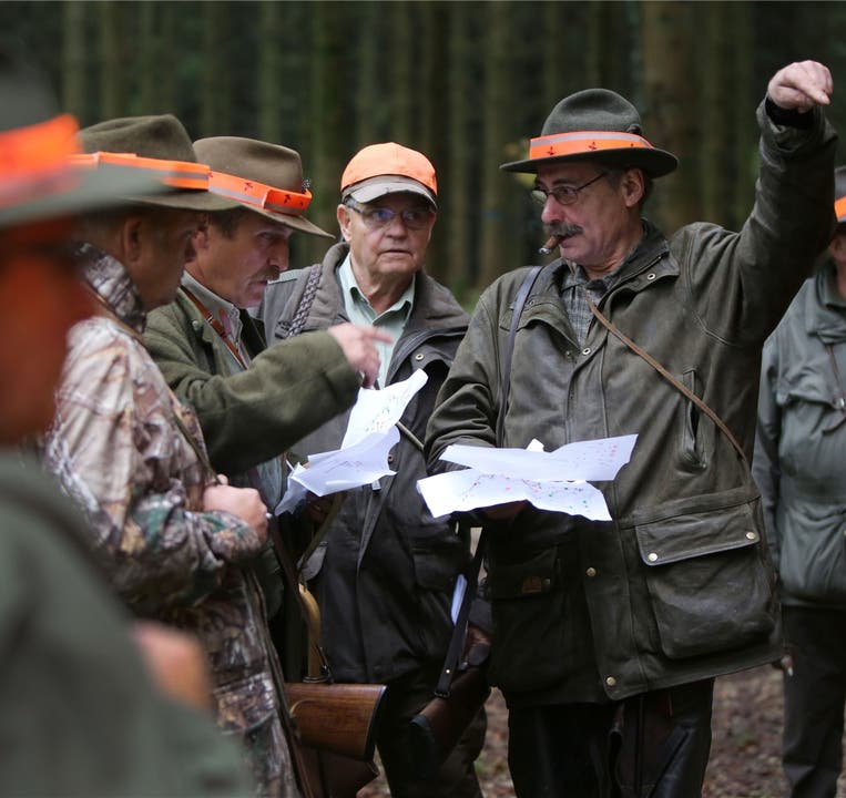 Jagdleiter Emil Lämmle (2.v.r.) bespricht mit den Gruppenleitern den nächsten Trieb.