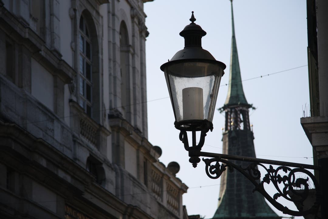 Diese pseudohistorischen Leuchten im Ypsilon der Altstadt sind an Fassaden oder auf Kandelabern montiert