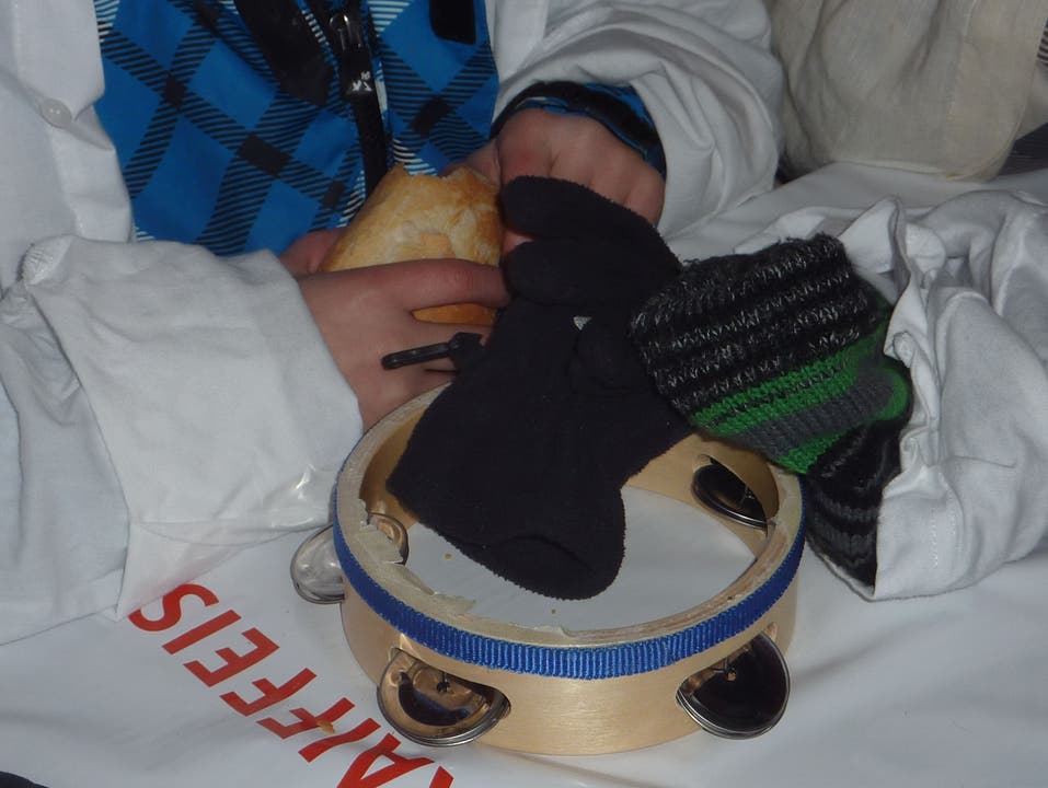 Komplette Ausrüstung: Tambourin mit Handschuhen und Amedisli.