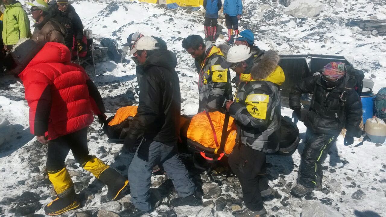 Eine Lawine überrollte das Everest Basecamp, ein schwer verletzter Alpinist wird abtransportiert_+