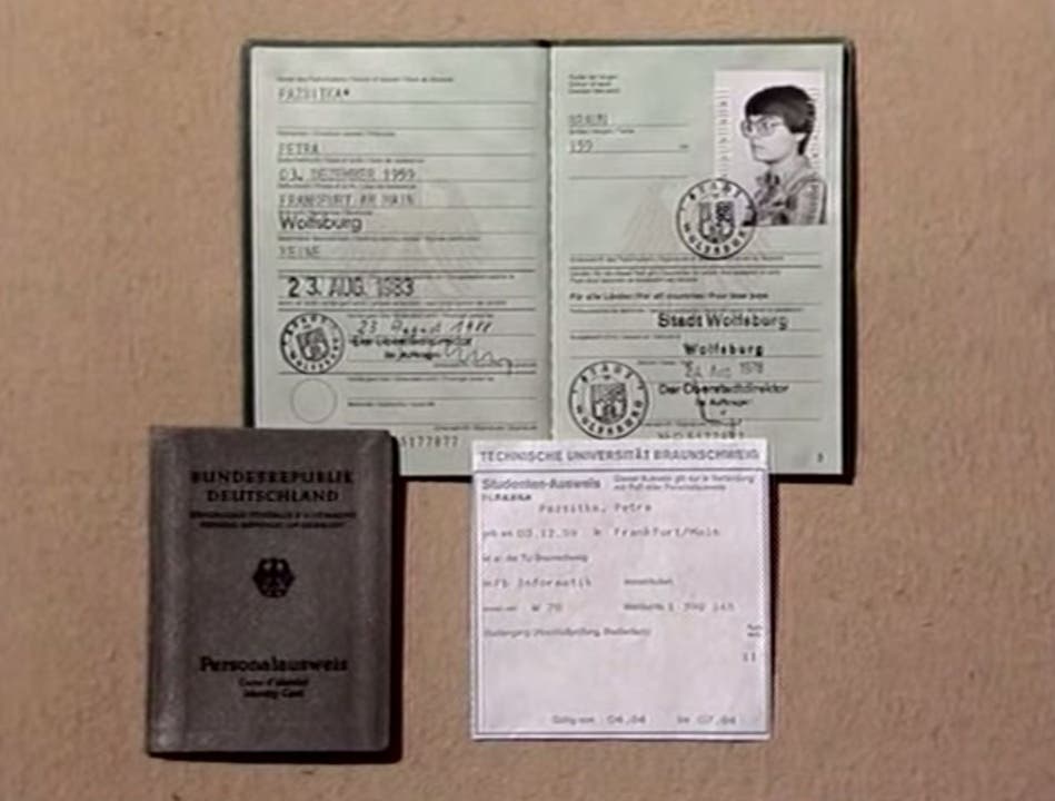 Das waren Reisepass, Personalausweis und Studetenausweis der Studentin.