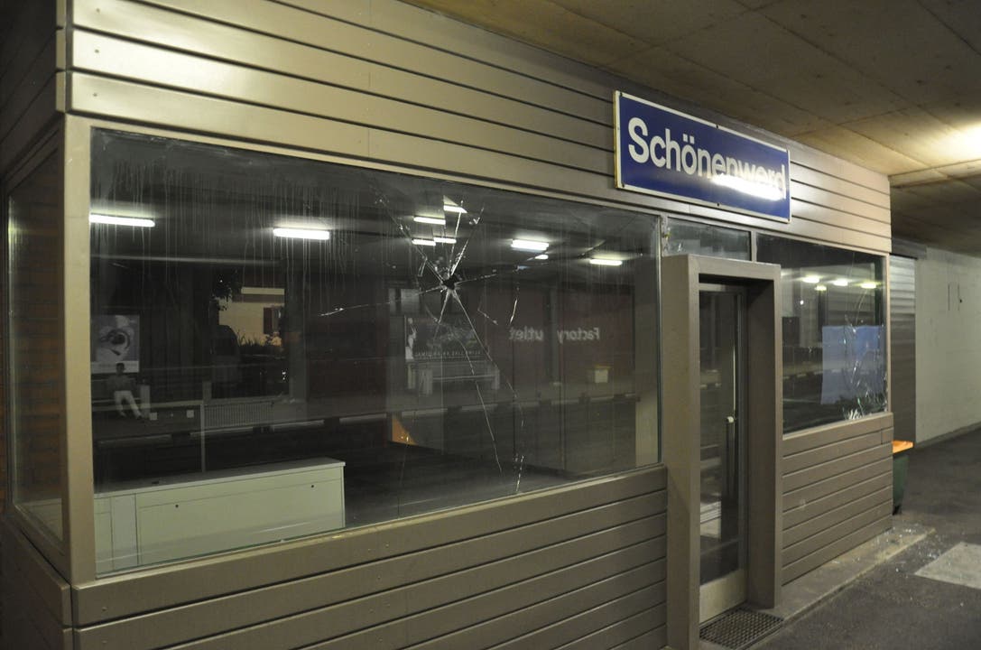 Der Täter schlug die Fensterscheibe am Bahnhof Schönenwerd ein.