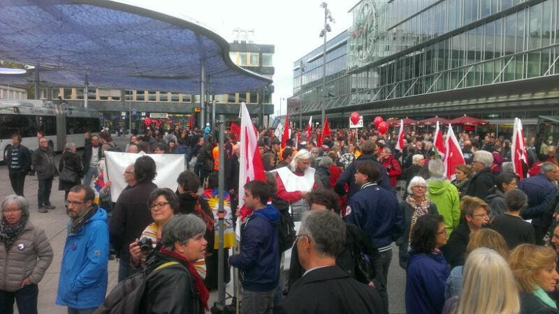 Kurz nach 18 Uhr: Der Bahnhofsplatz in Aarau füllt sich für die Demo «Aufstand der Anständingen».