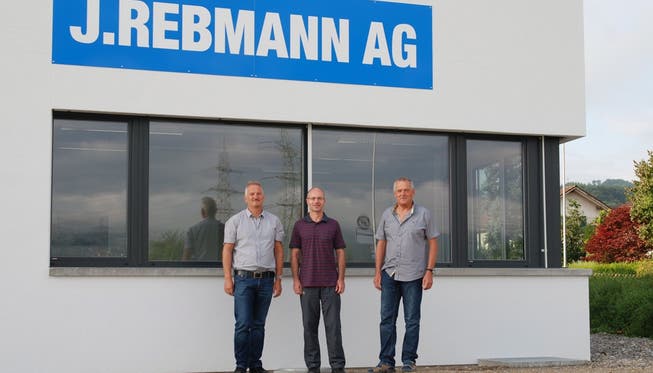 Jörg (links) und Bruno (rechts) Rebmann mit Martin Schnetzler vor dem neuen Firmen-Werkhof.