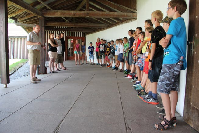 Die Ferienpass-Jungschützen werden vor ihrem Kurs von Alexander Rudolf von Rohr, Präsident des Bezirksschützenverbandes Solothurn-Zuchwil, instruiert.