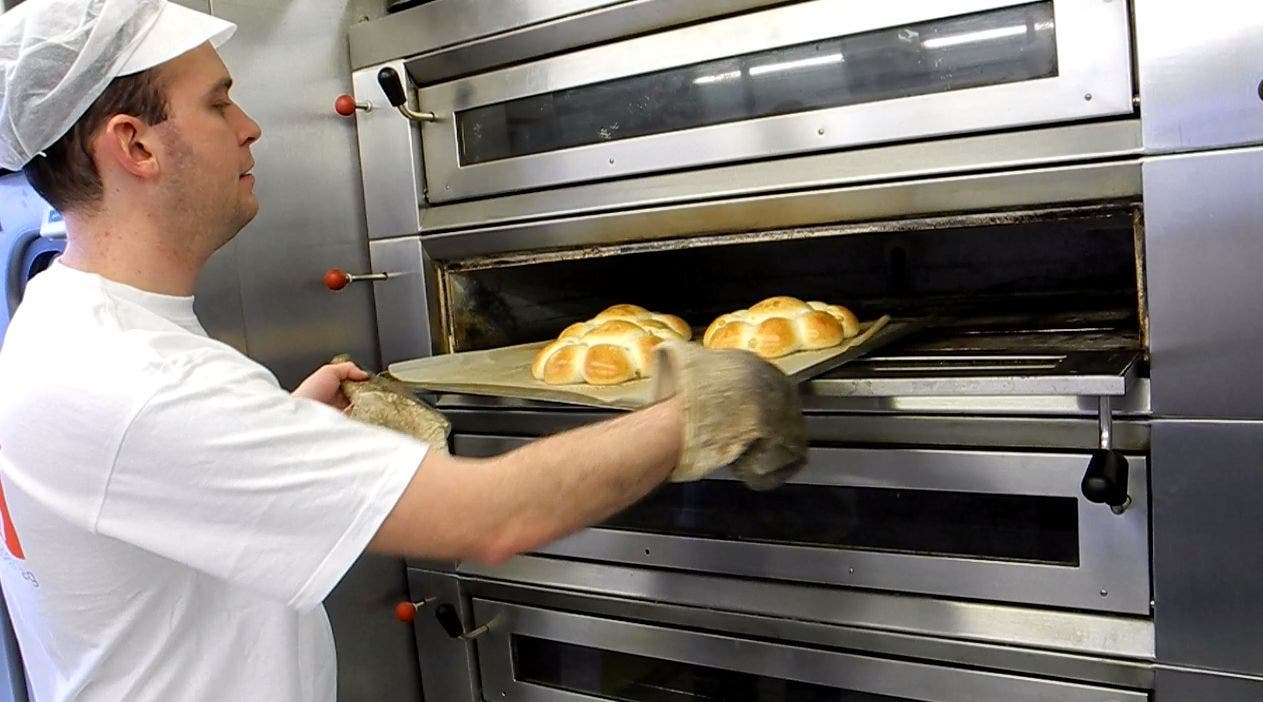 Der Dreikönigskuchen landet in der Suteria-Bäckerei im Ofen.