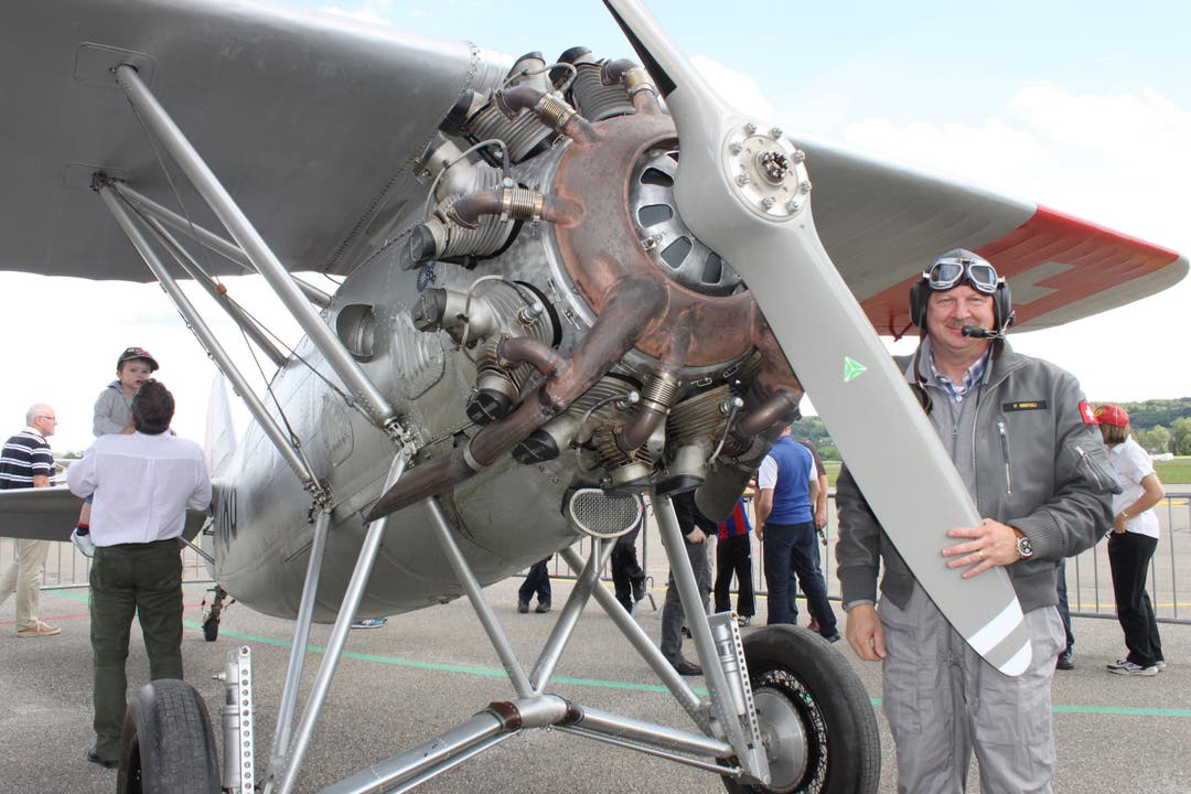 Pilot Paul Misteli Er hat die historische Maschine des Vereins Hangar 31 an den Flughafen Grenchen überführt. Das ehemalige Flugzeug der Schweizer Luftwaffe, das nach der Uhrenstadt benannt ist, ist damit nach Grenchen zurückgekehrt.