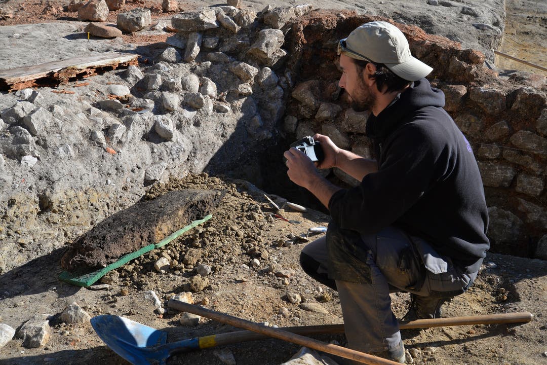 Archäologe Fabio Torloti hat den Pfosten ausgegraben und dokumentiert ihn