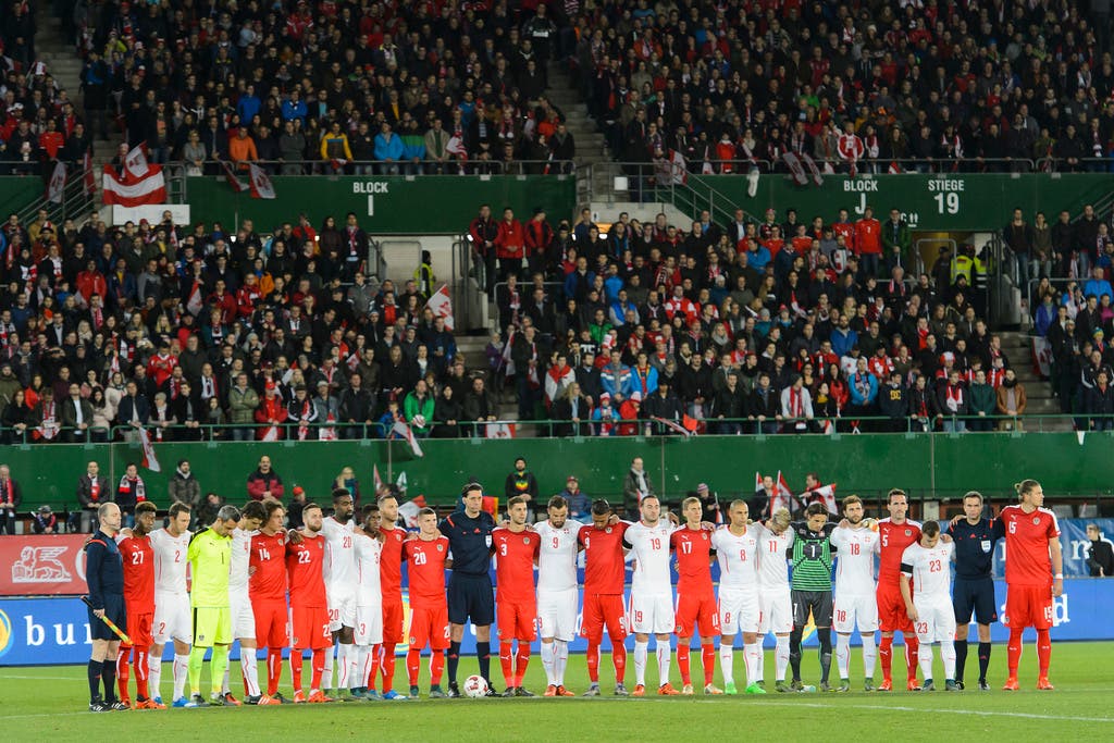 Vor der Partie gedenken beide Teams den Terroropfern aus Paris.