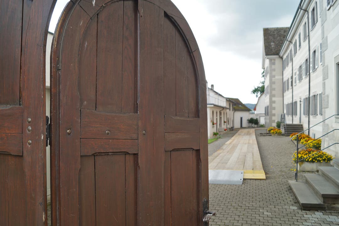 Klostertüre steht offen, damit das Mobiliar vom Kloster ins Schulgebäude gezügelt werden kann.