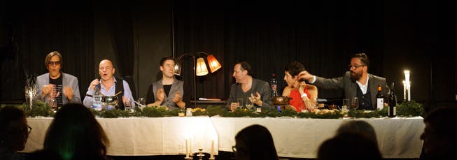 Ein Weihnachtsfest der anderen Art (von links): Pedro Lenz, Urs Augstburger, Sven Furrer, Robbie Caruso, Monika Schärer, und Hendrix Ackle.