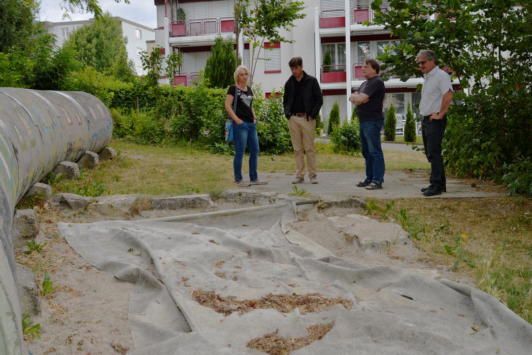  Chantal Heusser, François Scheidegger, Hanspeter Zumstein und Hugo Kohler auf dem Spielplatz Maria Schürer, wo man die Röhren entfernen und den Sandkasten sanieren möchte.