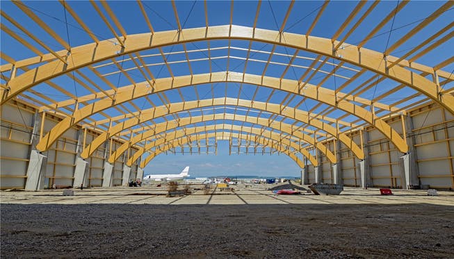 Ungewöhnliche Holzkonstruktion: der neue Hangar der Amac Aerospace auf dem Euro-Airport.
