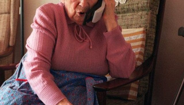 Die dreisten Betrüger üben per Telefon Druck auf die Senioren aus und verlangen Geld oder Schmuck. (Symbolbild)