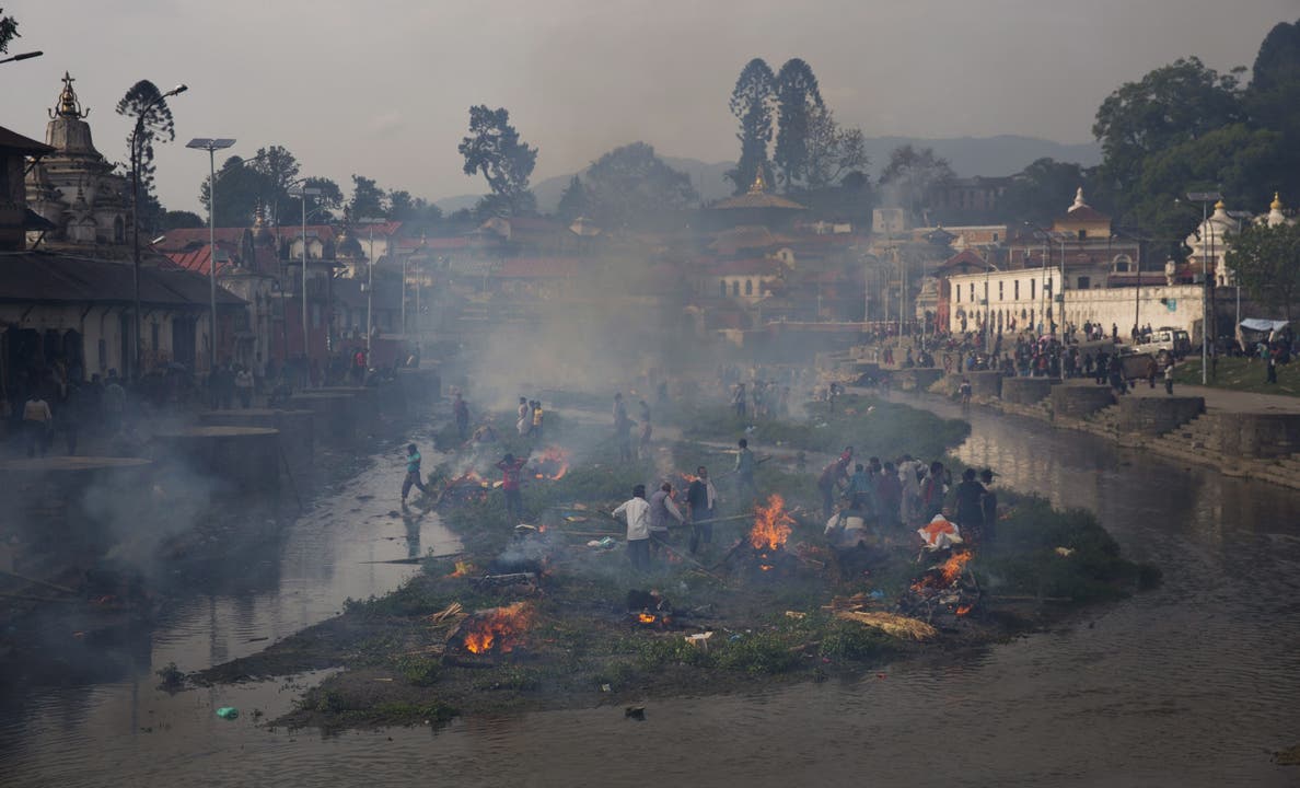 Massen-Kremationen: Die Überlebenden verbrennen in Kathmandu ihre Angehörigen.