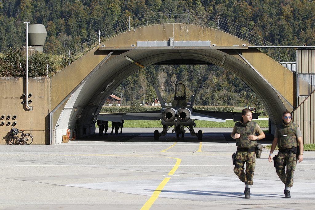 Ein F/A-18-Kampfjet steht vor dem Start in einem Hangar der Schweizer Luftwaffe
